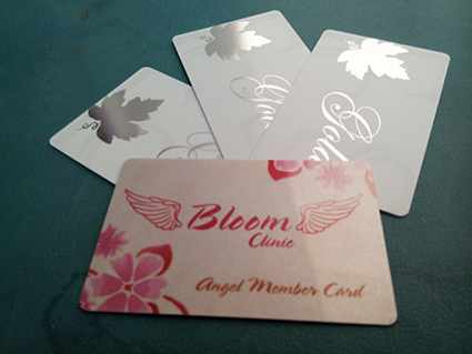 พิมพ์การ์ด pvc เฉพาะจุดสีทอง บัตรพิมพ์เคเงิน ทำบัตรปั๊มฟอยล์